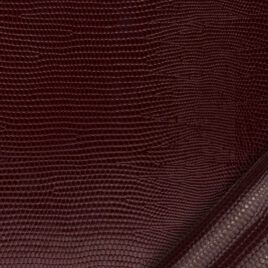 papier simili cuir au motif lézard bordeaux dont l’aspect et le toucher sont proches des cuirs exotiques.